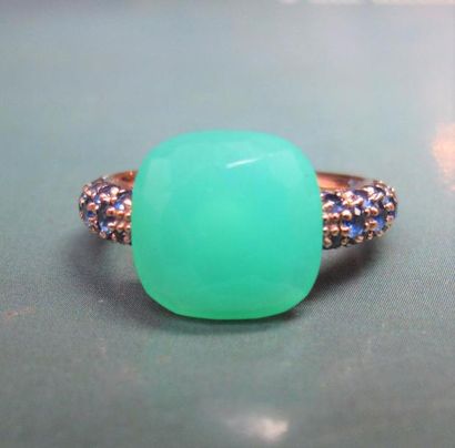 POMELLATO Bague "Capri" en or jaune 750°/00, sertie d'une chrysoprase, épaulée de...