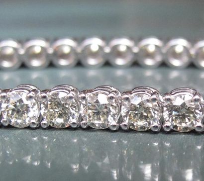   Bracelet ligne en or gris 750°/00 (hibou), serti de diamants taille brillant pour...