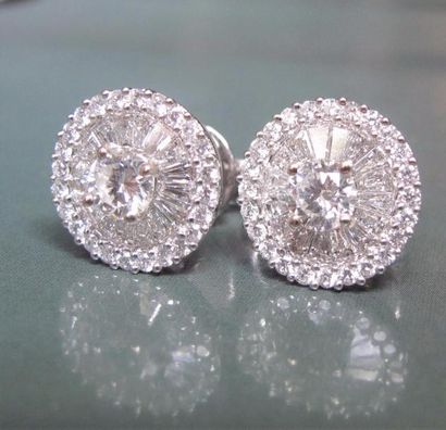   Paire de boucles d'oreilles en or gris 750°/00 (hibou) serties chacune d'un diamant...