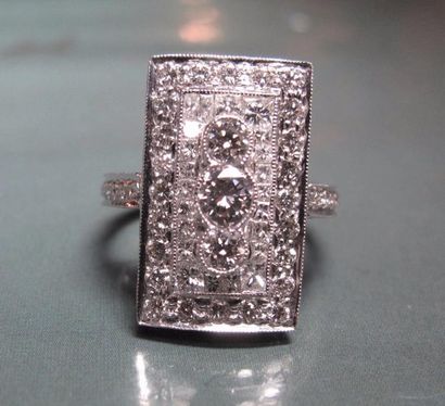   Bague en or gris 750°/00 (hibou) rectangulaire pavé de diamants taille brillant...