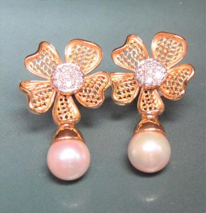   Paire de boucles d'oreilles fleurs en or 375°/00 (trèfle), serties de diamants...