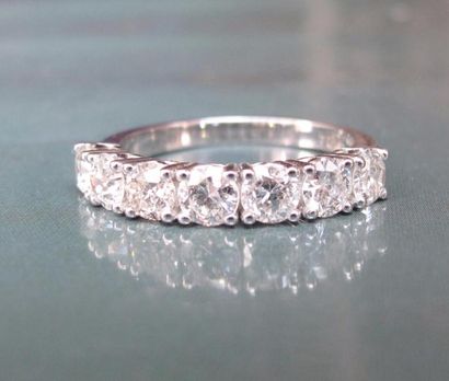   Demi alliance en or gris 750°/00, sertie de diamants taille brillant en ligne (environ...