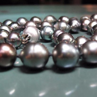   Collier de perles de culture de Tahiti, baroques, en légère chute, diamètre 7.5...