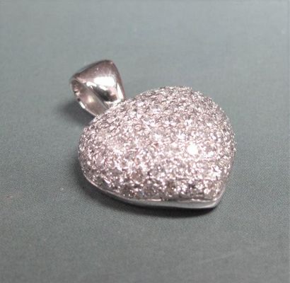   Pendentif cœur en or gris 750°/00 (hibou) serti de diamants taille brillant. 5.20...
