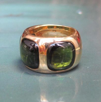 POMELLATO Bague bandeau en or jaune 750°/00, sertie de trois tourmalines vertes polies....