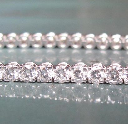   Bracelet ligne en or gris 750°/00 (hibou) serti de diamants taille brillant pour...