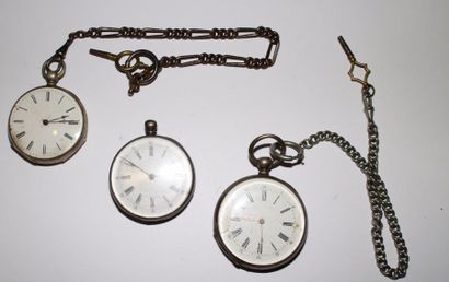 null Ensemble de trois montres à gousset.deux argent et une métal Heures en chiffres...