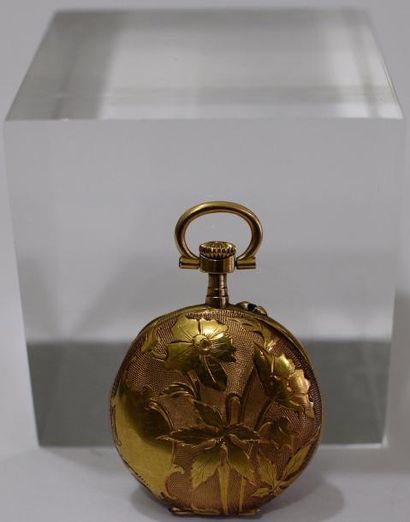 null Montre de col en or jaune 18K. Heures en chiffres arabes. Ciselé au revers à...