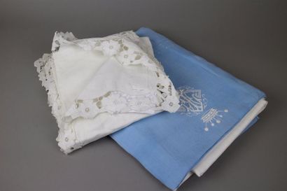 null Lot de 2 draps : l’un en lin bleu ciel, brodé d’un chiffre surmonté d’une couronne,...