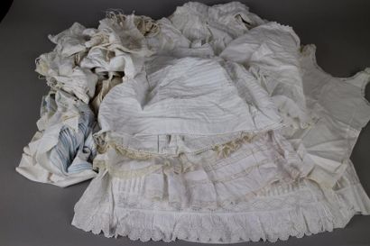 null Lot :

- Robes et sous-vêtements fillette et bébé, on y joint une robe de baptême...