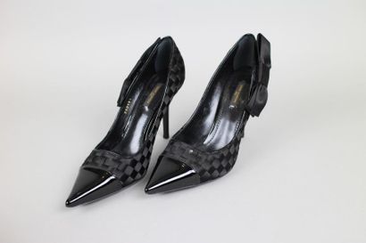 null Louis Vuitton
Une paire d’escarpins en satin noir tressé et vernis noir, T40...