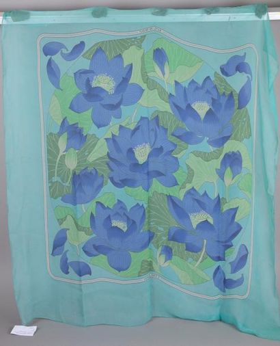 null Hermès

Grand foulard en mousseline « Fleurs de Lotus » sur fond turquoise.

(petites...