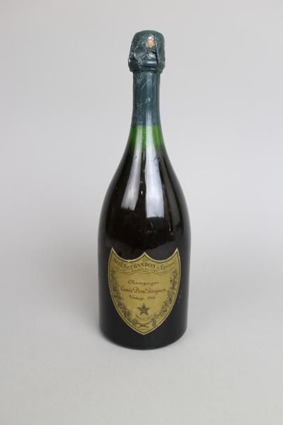 null 
Une bouteille de champagne Dom PérignonMoët et Chandon 1964. Niveau 2.8 cm...