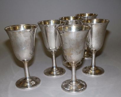 null Six coupes sur pied en argent travail américain. Haut. : 17 cm ; poids total :...