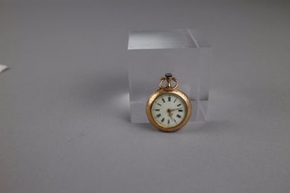 null Petite montre de col en or jaune 18K à décor floral gravé au dos. Chiffres romains....
