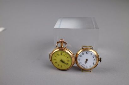 null Deux petites montres de col en or jaune 18k, transformées en montres bracelets....