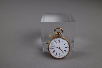 null Montre col et sa clef en or jaune 18k à décor ciselé et émaillé au dos. Chiffres...