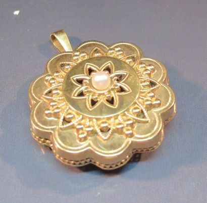 null Broche pendentif rosace en or jaune sertie d'une perle de culture. Vers 1900....