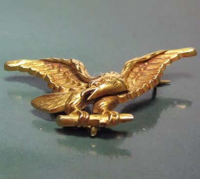   Broche en or jaune 750°/00 stylise un aigle aux ailes déployées. Fin du XIXe siècle....