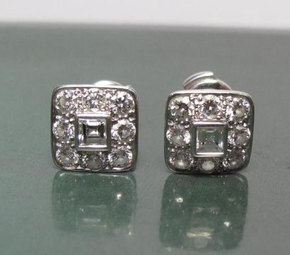 TIFFANY & CO Boucles d'oreilles carrées en platine 950, serties chacune d'un diamant...