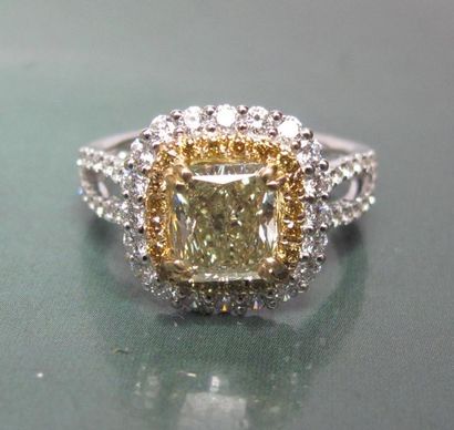   Bague en or deux tons750°/00, sertie d 'un diamant jaune coussin de 1.50 carat...