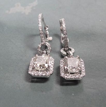   Boucles d'oreilles en or gris 750°/00, serties chacune d'un diamant jaune taille...