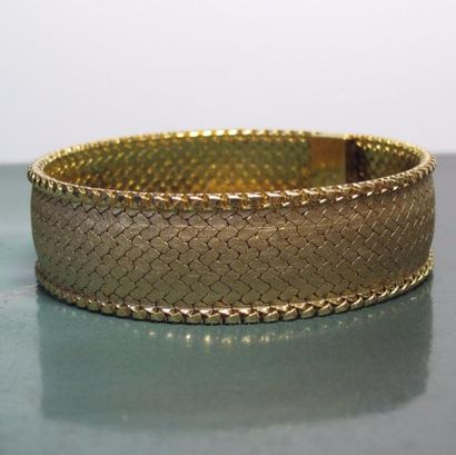   Bracelet en or jaune 750°/00, maille articulée amatie et brillante façon passementerie....