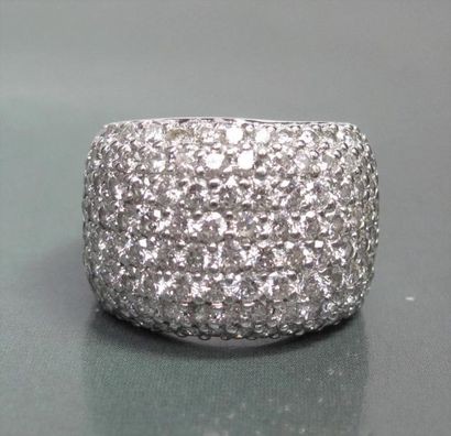   Bague bandeau en or gris 750°/00 sertie de diamants taille brillant. 13.30 g. TDD...