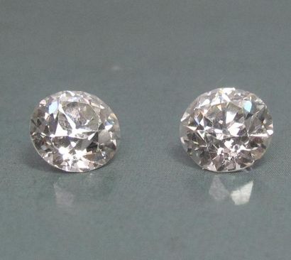   Deux diamants taille ancienne de 1.69 ct et 1.70 ct. Dessertis. Monture