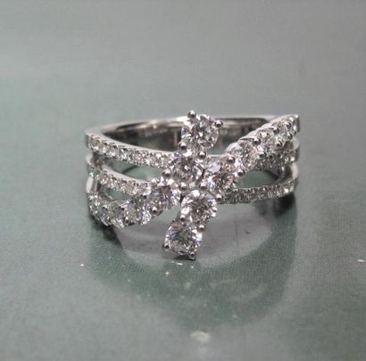   Bague en or gris 750°/00 à motif croisé, sertie de diamants taille brillant. 6.80...