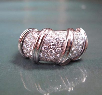   Bague bandeau à godrons en or gris 750°/00 (hibou), sertie de diamants taille brillant....