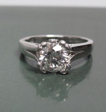   Bague en or 585°/00, sertie d 'un diamant taille brillant de 1.02 ct (pesé), la...