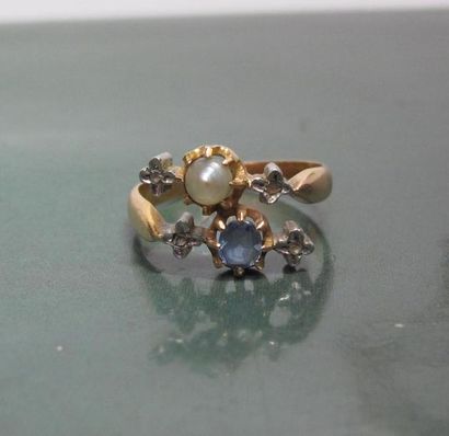   Bague croisée en or jaune 750°/00 sertie de diamants taillés en roses, pierre bleue...