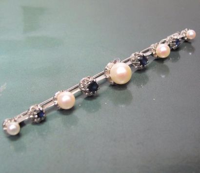   Broche barrette en or gris 750°/00 sertie de perles de culture alternées de petits...