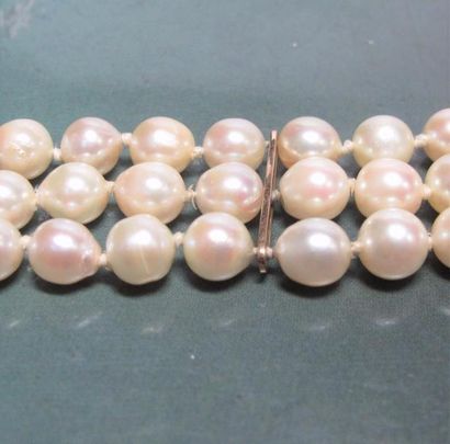   Bracelet formé de trois rangs de perles de culture légèrement baroques, barrettes...