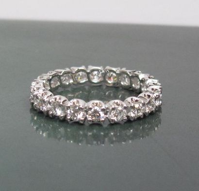   Alliance diamant en or gris 7580°/00 sertie de diamants taille brillant en continu...