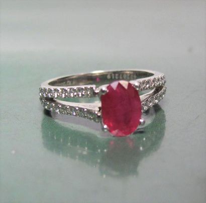   Bague en platine sertie d 'un rubis ovale à facettes de 1.10 carat environ la monture...