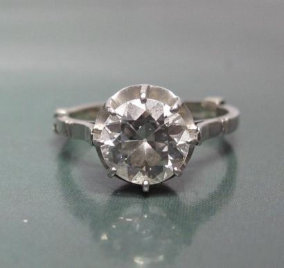   Bague en platine sertie d'un diamant demi taille de 1.40 carat environ, monté en...