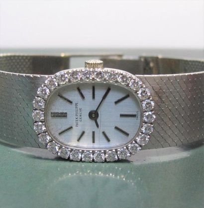 PATEK PHILIPPE Montre bracelet de dame en or gris à boitier ovale serti d 'un rang...