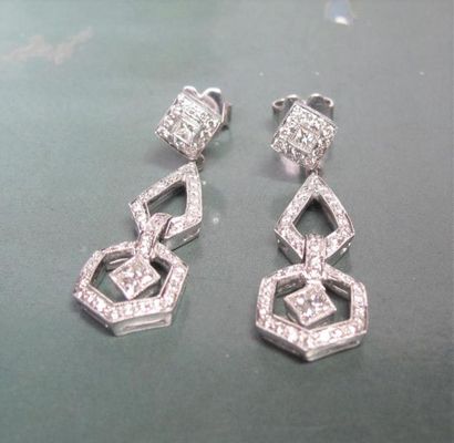   Paire de boucles d'oreilles en or gris 750°/00, serties de diamants taille princesse...