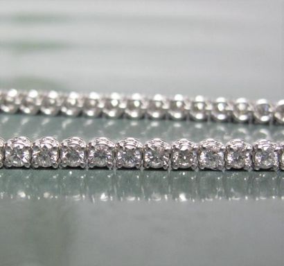   Bracelet ligne en or gris 750°/00 serti de diamants taille brillant pour environ...