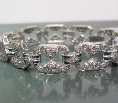   Bracelet en or gris 750/00,à maillons à pans repercés sertis de diamants et de...