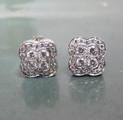   Paire de boucles d'oreilles en or gris 750°/00, serties de diamants taille brillant....