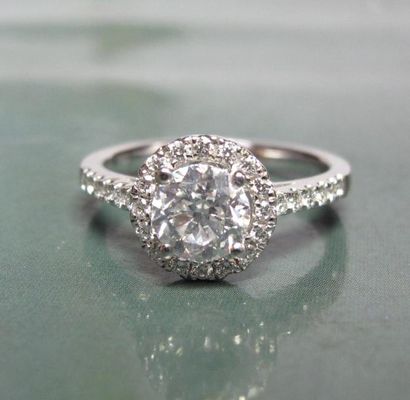   Bague en or gris 750°/00, sertie d 'un diamant taille brillant de 1.02 carat, couleur...