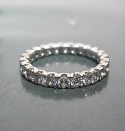   Alliance en or gris 750°/00, sertie de diamants taille brillant en continu (1.50...
