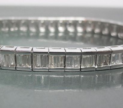  Bracelet ligne en or gris 750°/00 (tête d'aigle), serti de diamants baguettes en...