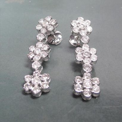   Paire de boucles d'oreilles en or gris 750°/00, serties de diamants en dessinant...