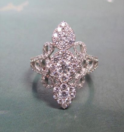   Bague marquise en or gris 750°/00, sertie de diamants taille brillant. 5.50 g....