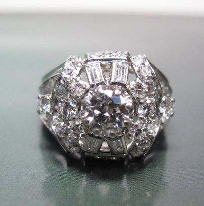   Bague en platine, sertie de diamants taille brillant et baguettes. Vers 1950. 12.40...