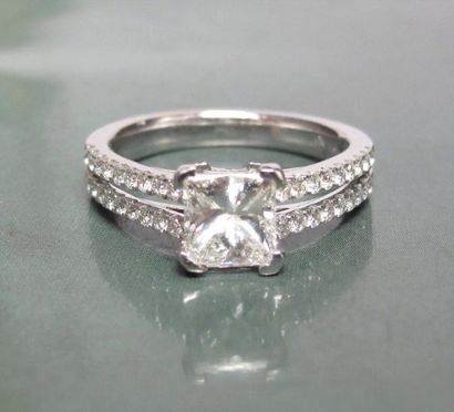   Bague en or gris 750°/00, sertie d 'un diamant taille princesse de 1 carat environ...